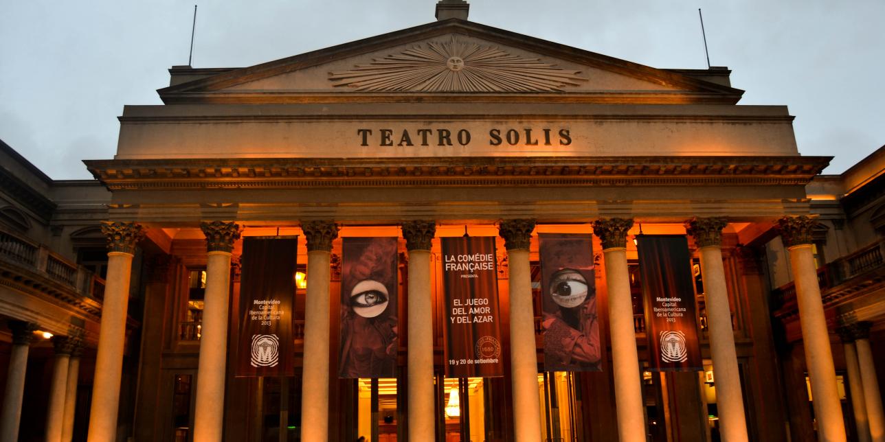 Imagen que muestra la fachada del Teatro Solís, principal escenario artístico de la ciudad de Montevideo