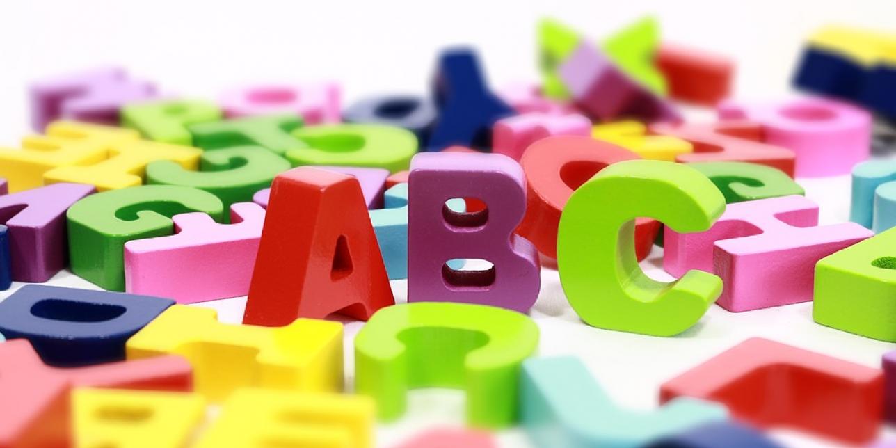 Imagen que muestra algunas letras del alfabeto en colores