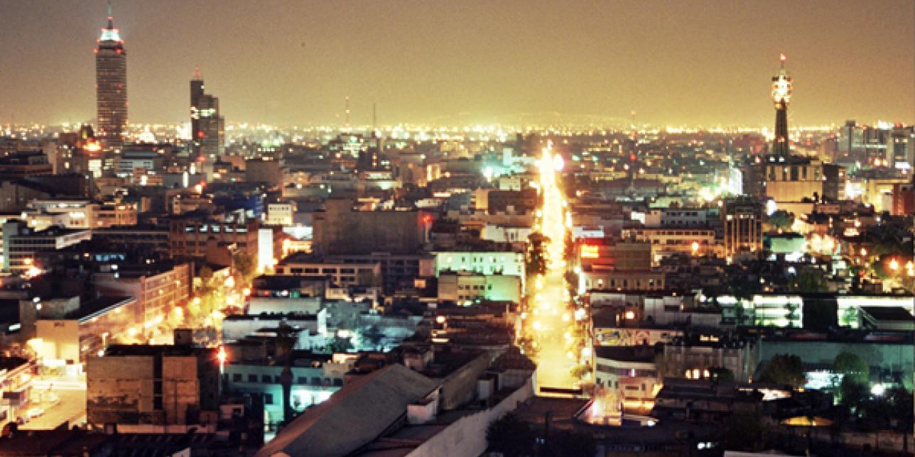 Fotografía de una ciudad de noche