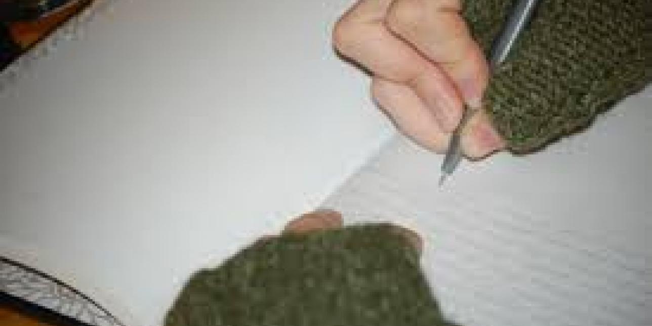 Imagen que muestra las manos de una persona escribiendo sobre un cuaderno