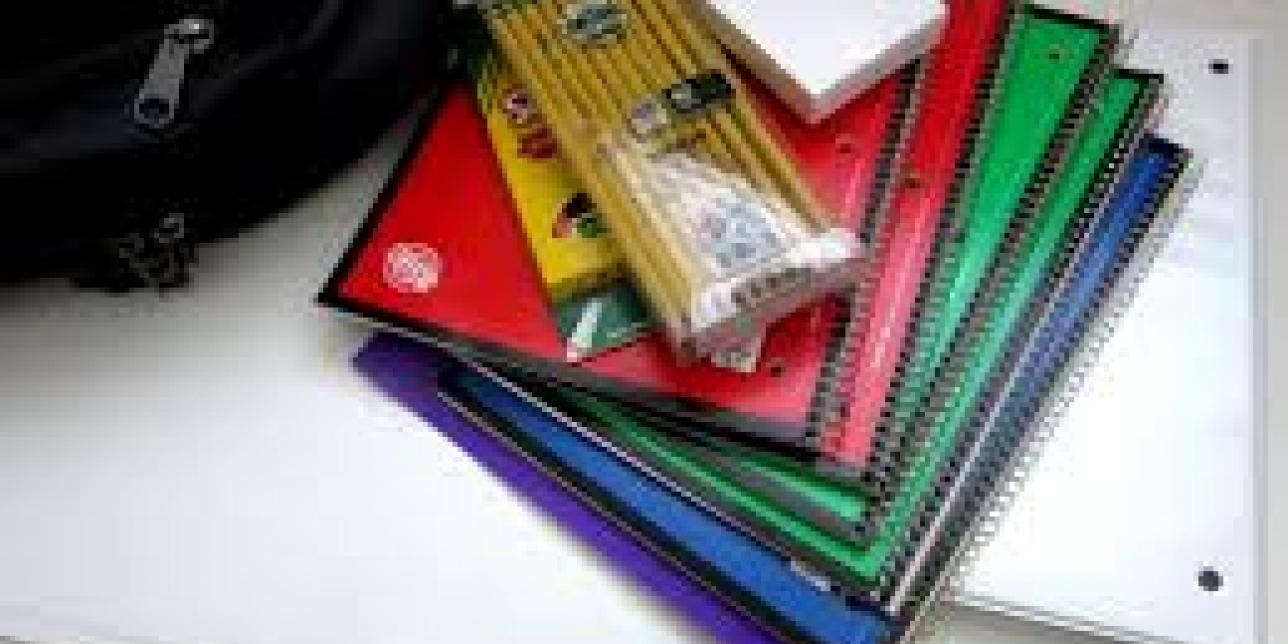Imagen que muestra una mochila con diversos materiales de estudio