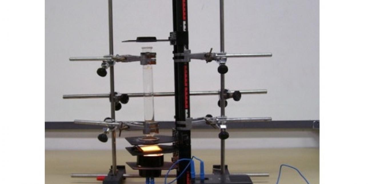 Imagen de un polarímetro construido con material de laboratorio.