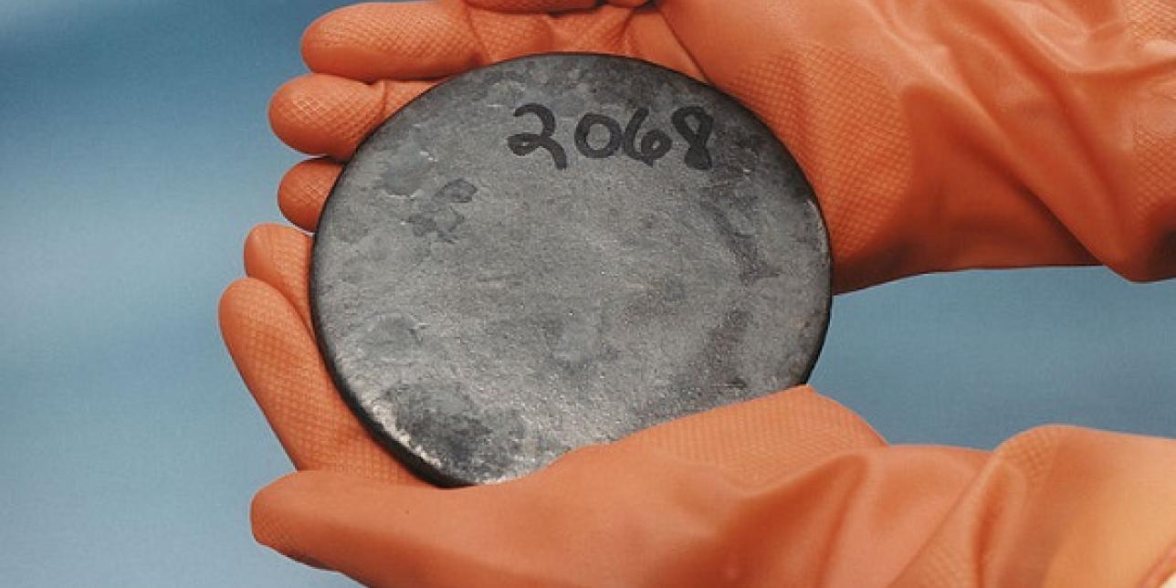 Una pastilla de uranio altamente enriquecido que se recuperó de chatarra procesada en la Planta Complejo de Seguridad Nacional Y-12.