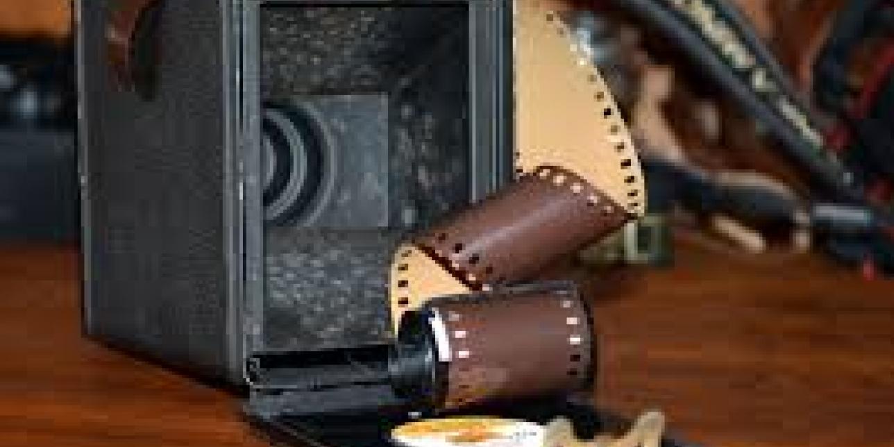 Imagen que muestra una cámara filmadora antigua