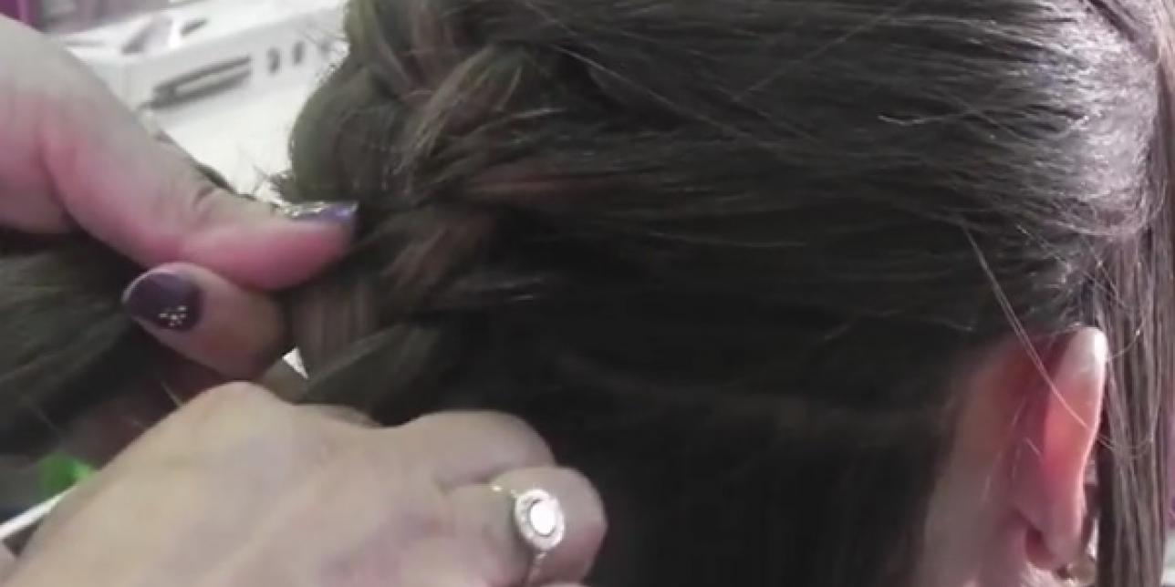 Fotografía de unas manos realizando un peinado.