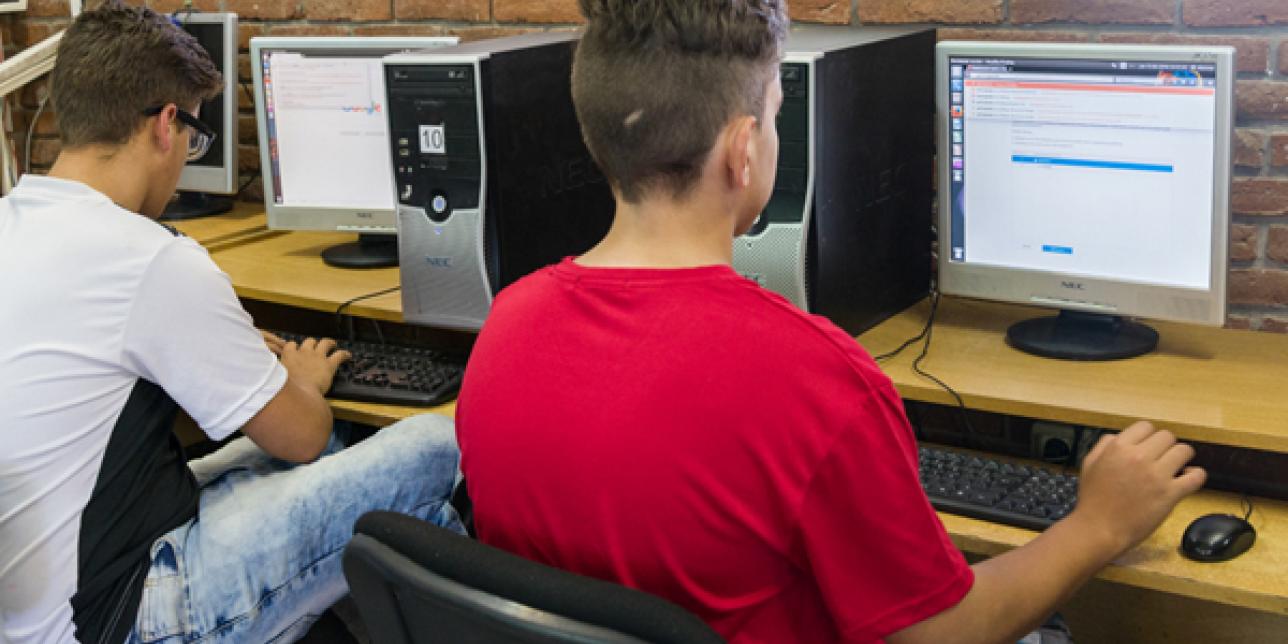 dos adolescentes en una clase de informática