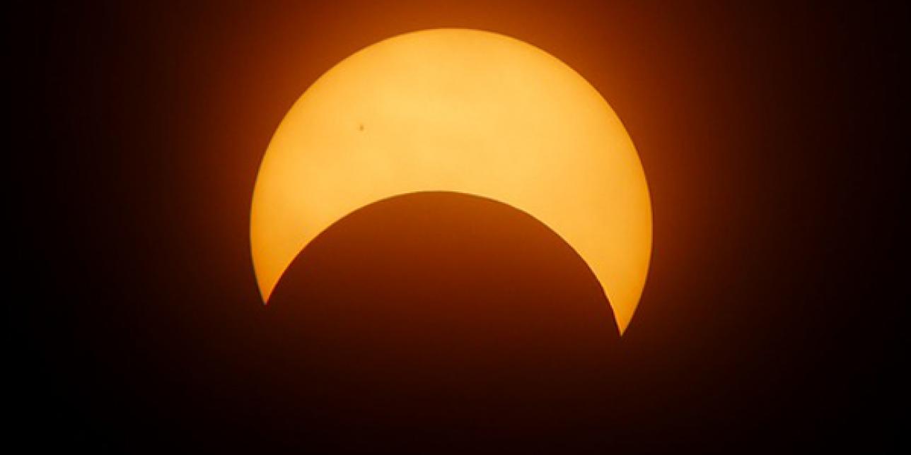 Fotografía de un eclipse solar. 