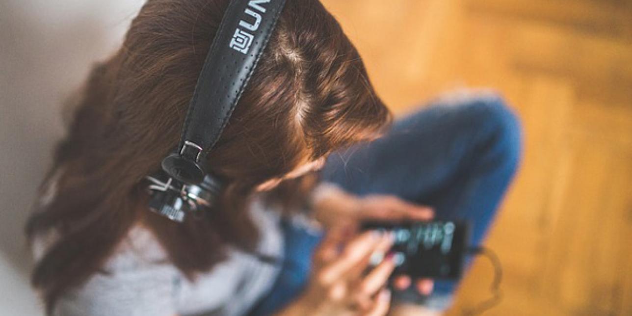 mujer escuchando con auriculares