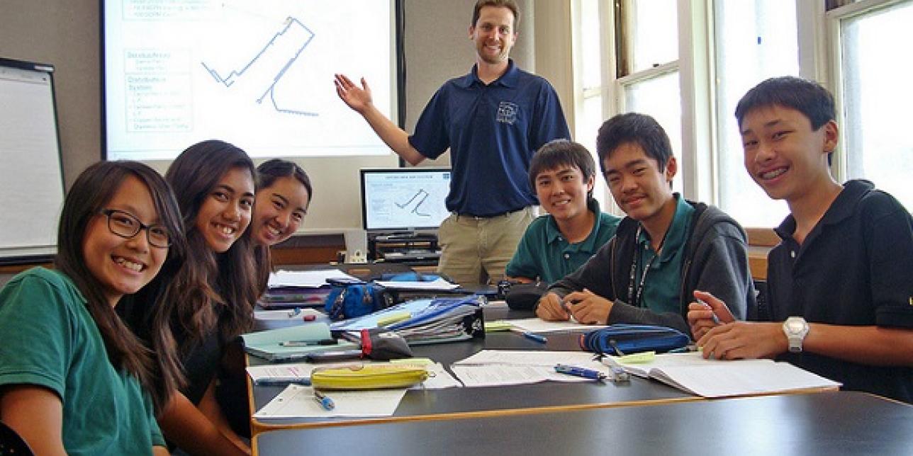 Clase compuesta por seis estudiantes y su profesor