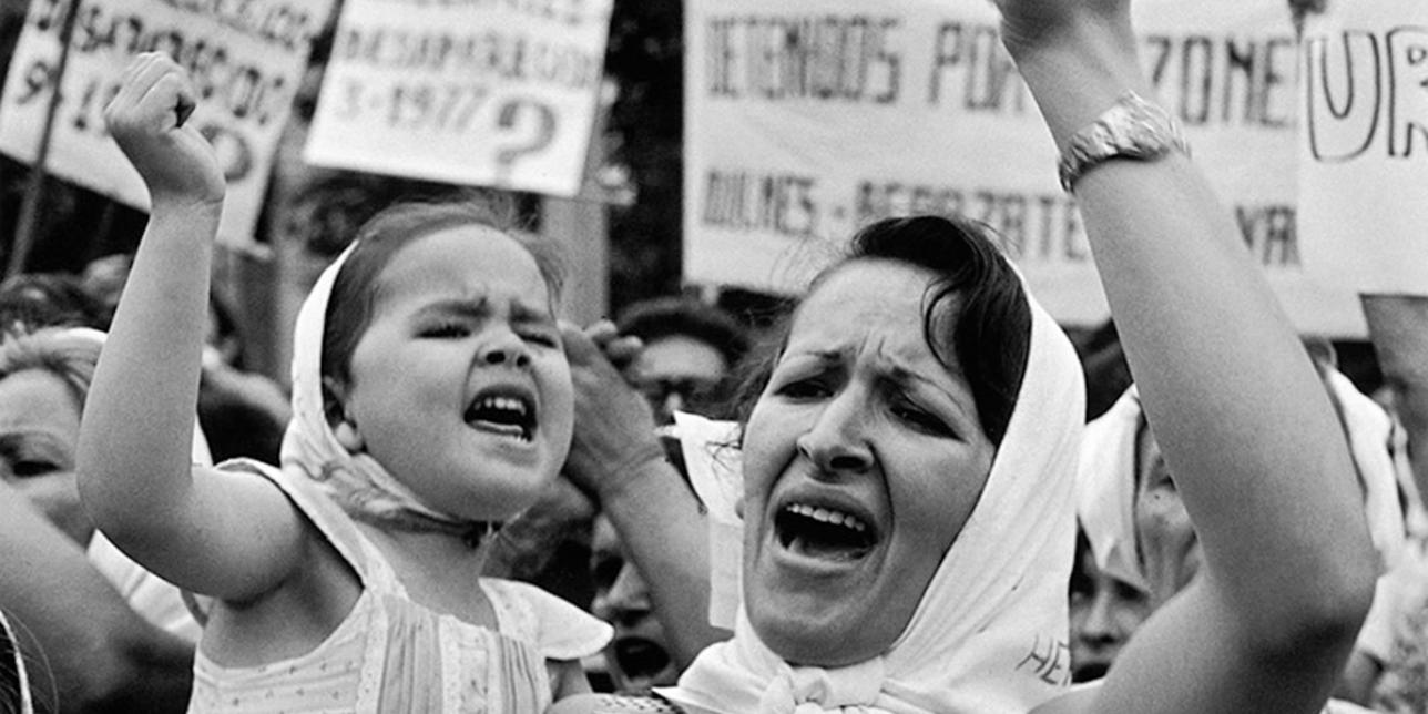 Madre e hija de Plaza de Mayo. Adriana Lestido