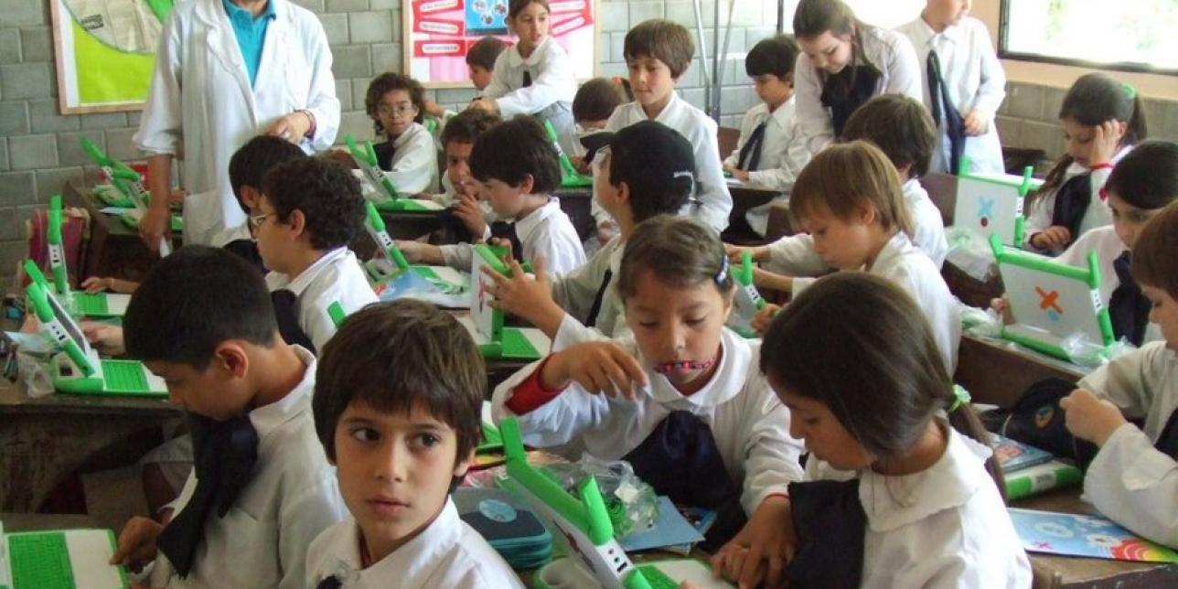 Escolares con sus laptops XO.