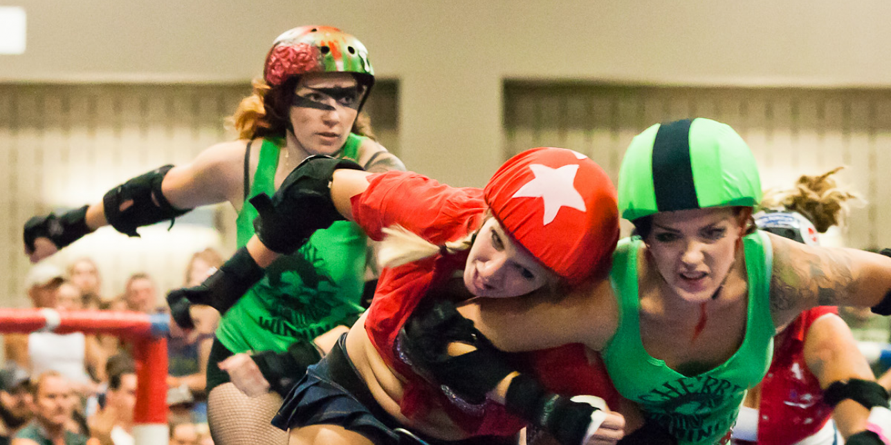 Jugadoras de roller derby en partido.