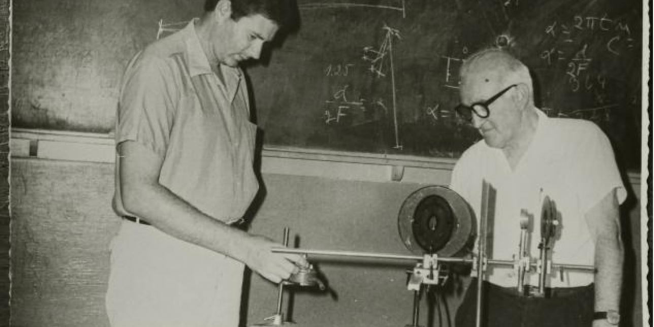 El Prof. Julián Aroztegui (a la derecha) junto al Prof. Carlos Gereda en tarea de laboratorio.