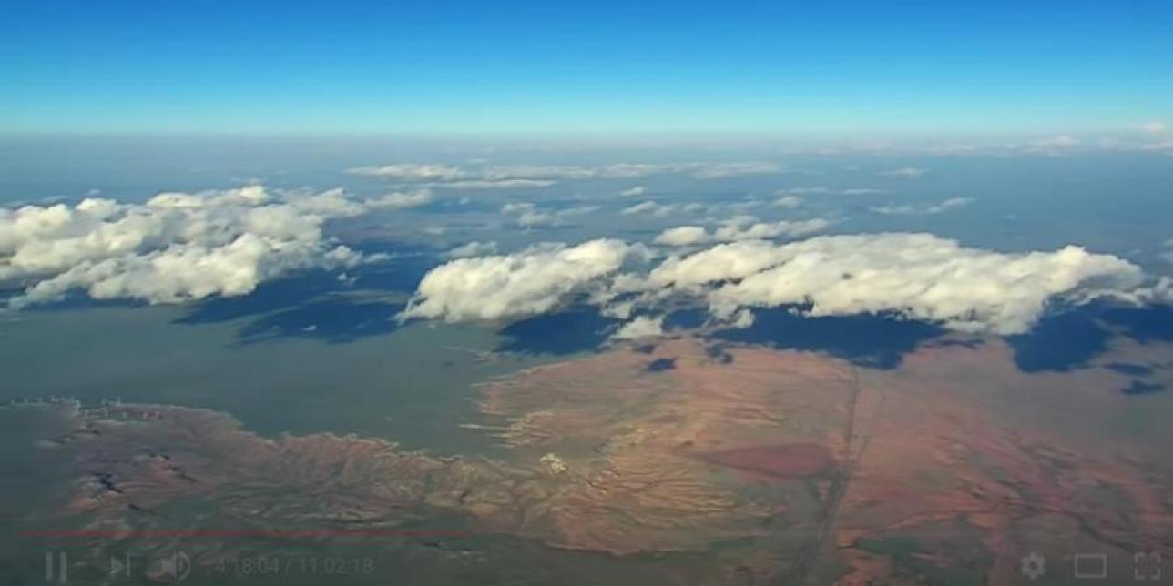 Vista del horizonte desde canasta con experimentos estudiantiles 