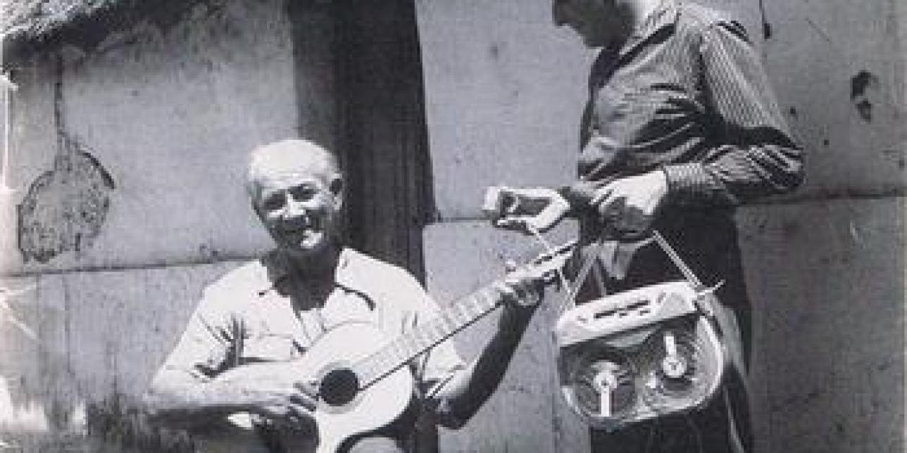 Lauro Ayestarán grabando a un guitarrista en el medio rural.