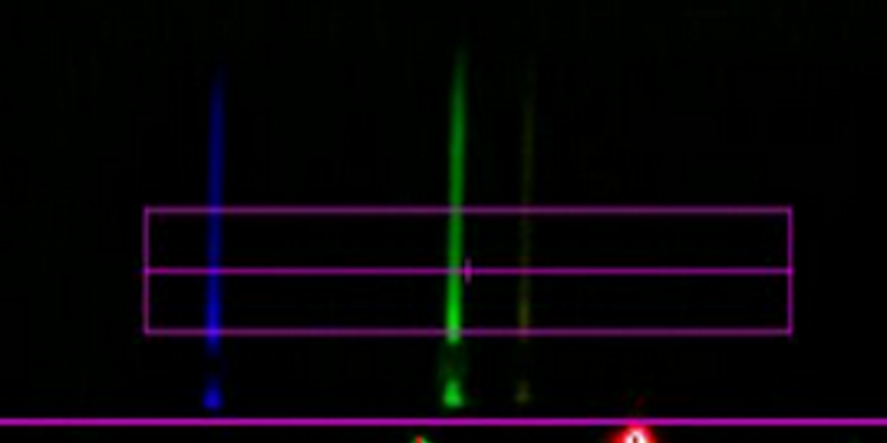 Espectro de emisión del tubo de descarga del mercurio. Se ven tres bandas de color añil, verde y amarillo.