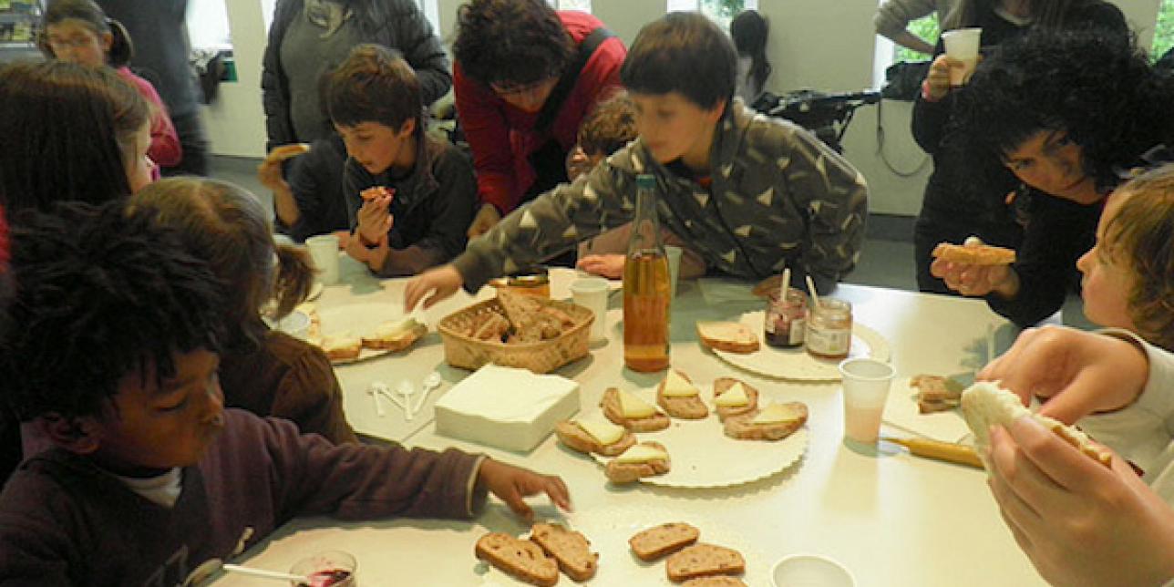 Merienda compartida por niñas y niños.