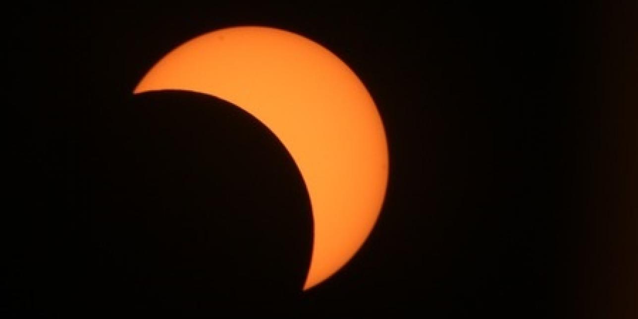 vista parcial de un eclipse solar, como aproximadamente se presentó el 2 de julio de 2019