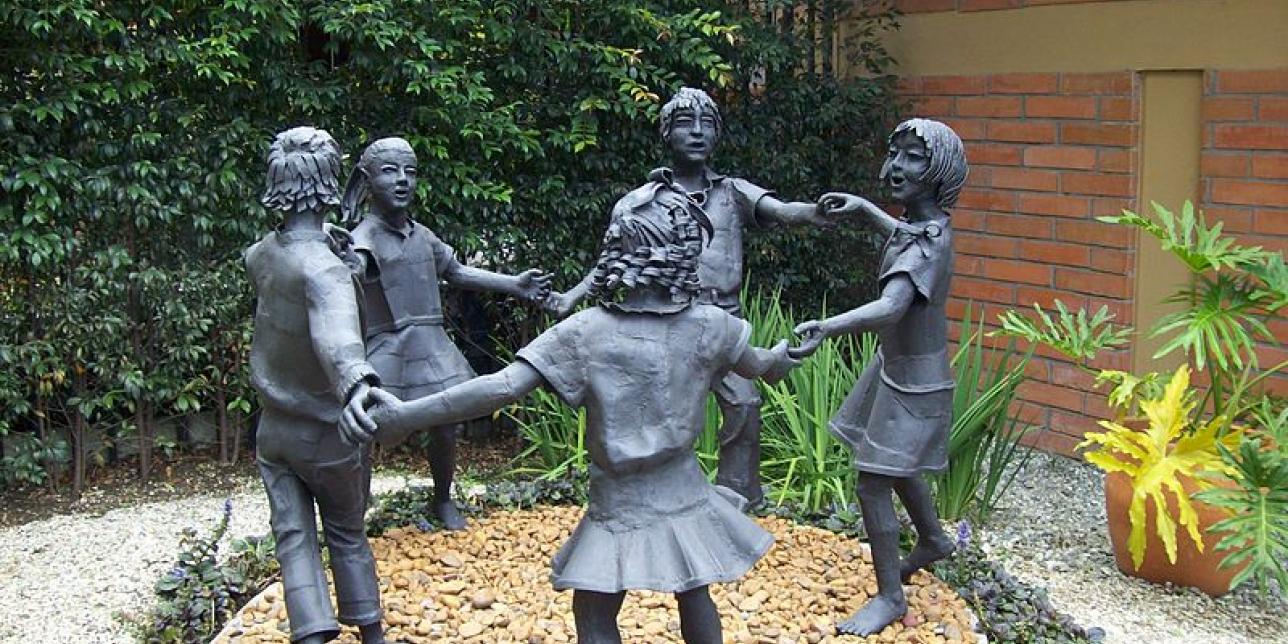 Rondas infantiles (escultura en Medellín)