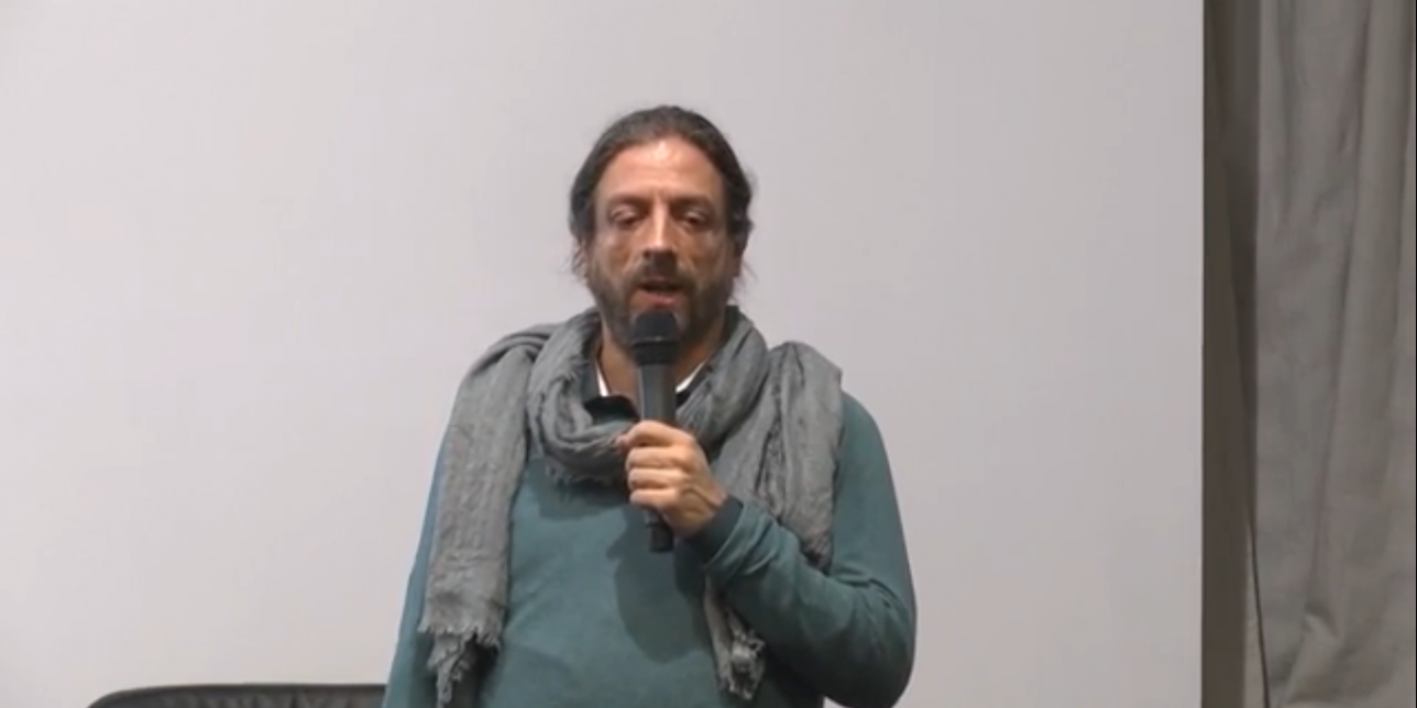 Agustín Adúriz-Bravo, en la disertación de este video