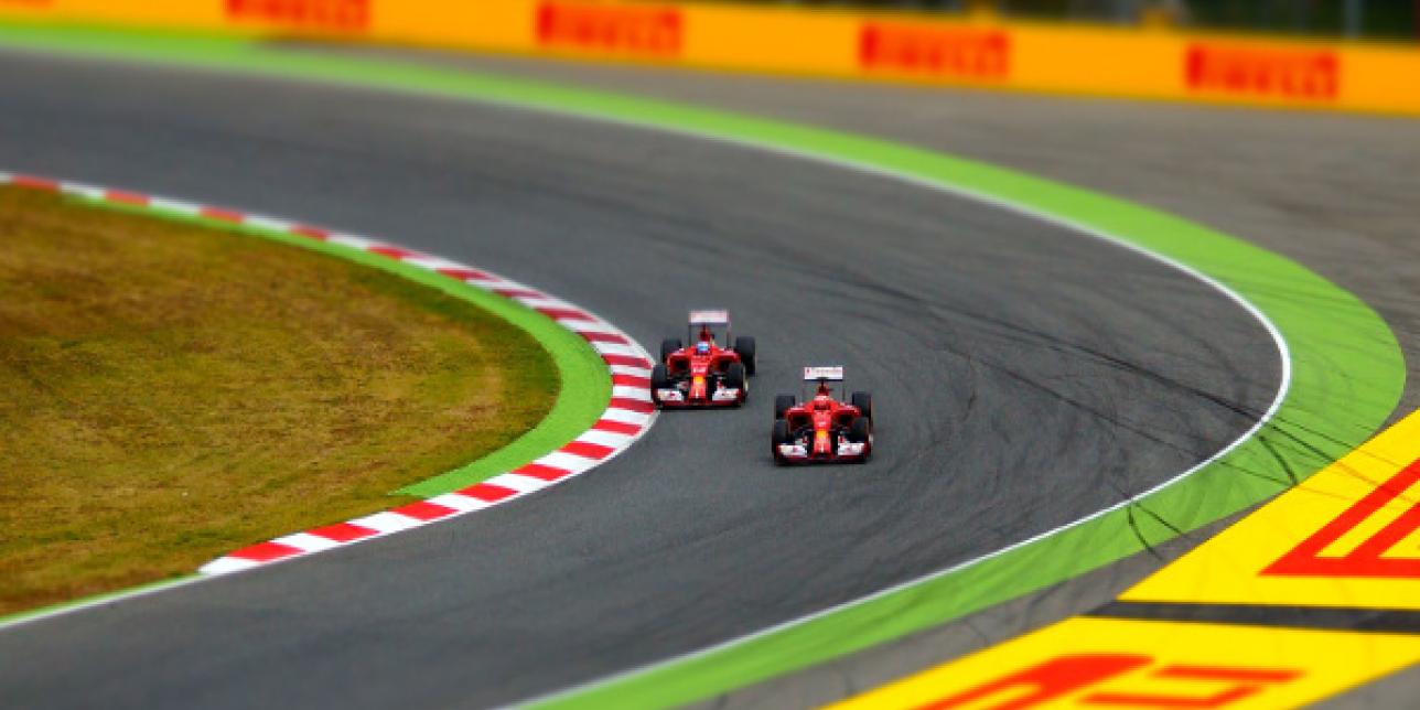 Imagen de una pista de carreras con dos autos.