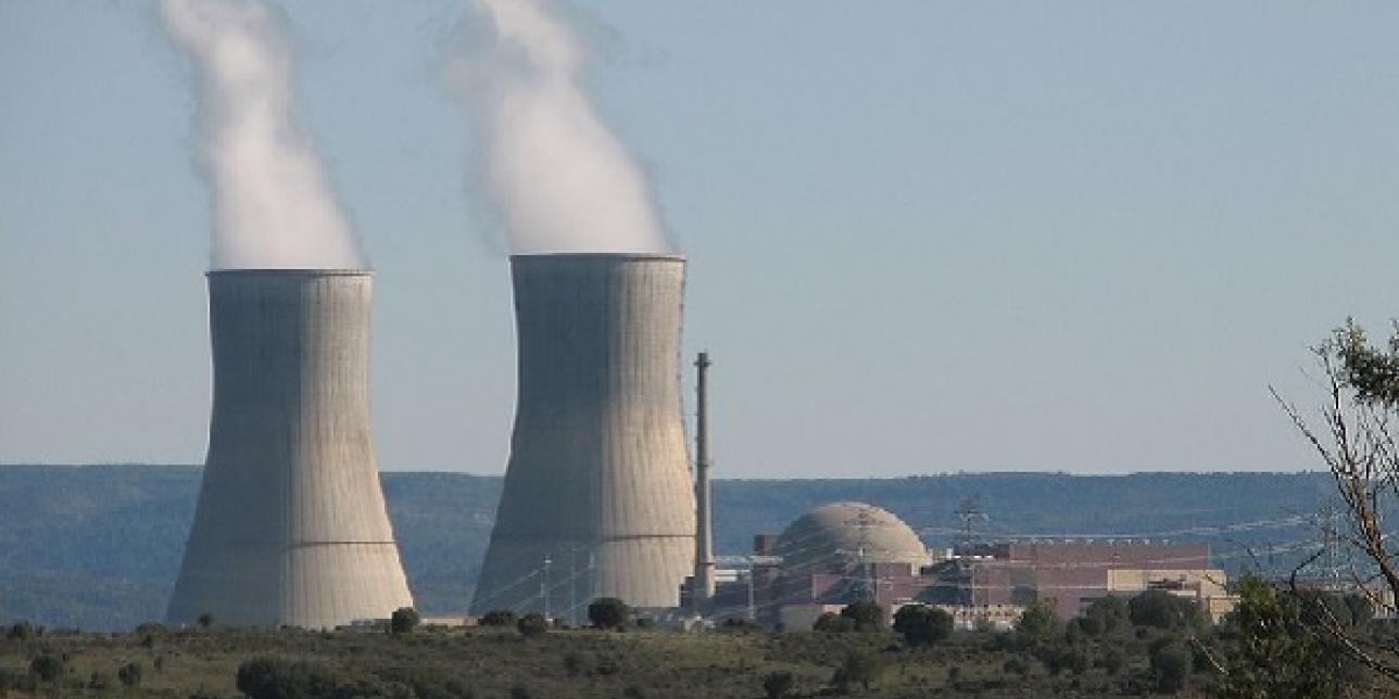 Imagen de torres de refrigeración de una central nuclear