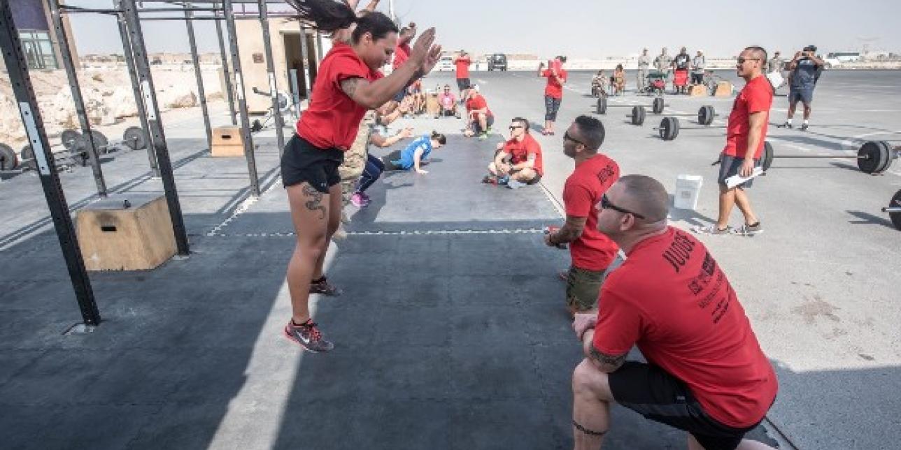 Atletas realizando ejercicio conocido como burpees.