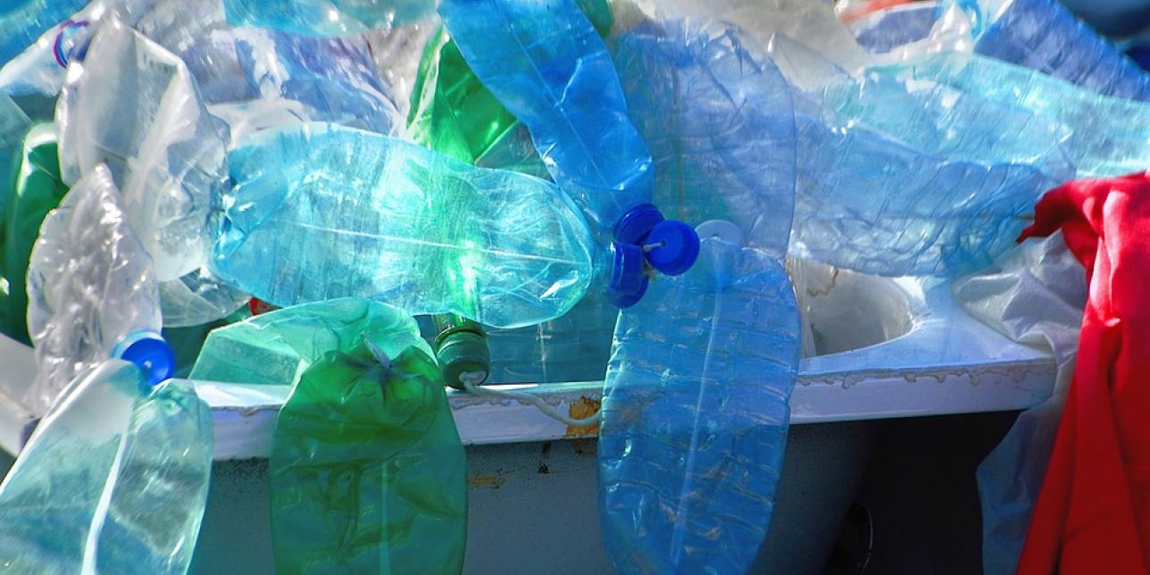 Botellas de plástico en un contenedor de basura