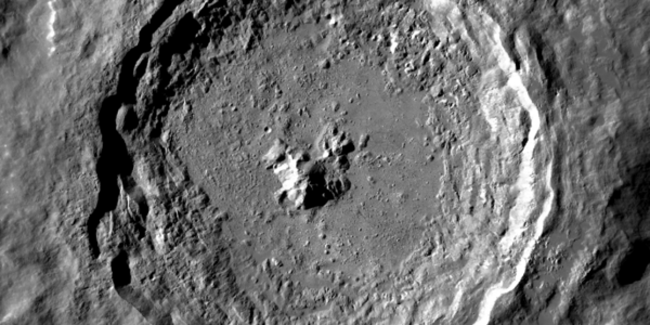 Cráter Tycho sobre la superficie lunar