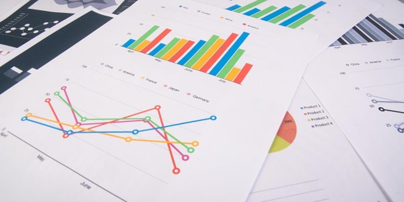 Hojas impresas con distintos tipos de gráficas.