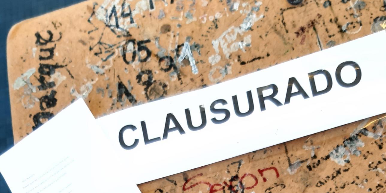 Banco con cartel "clausurado" 