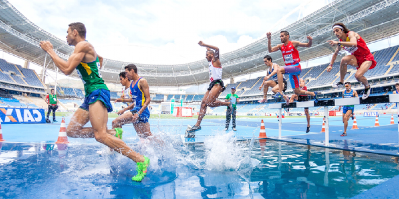 Atletas en competencia de obstáculos.