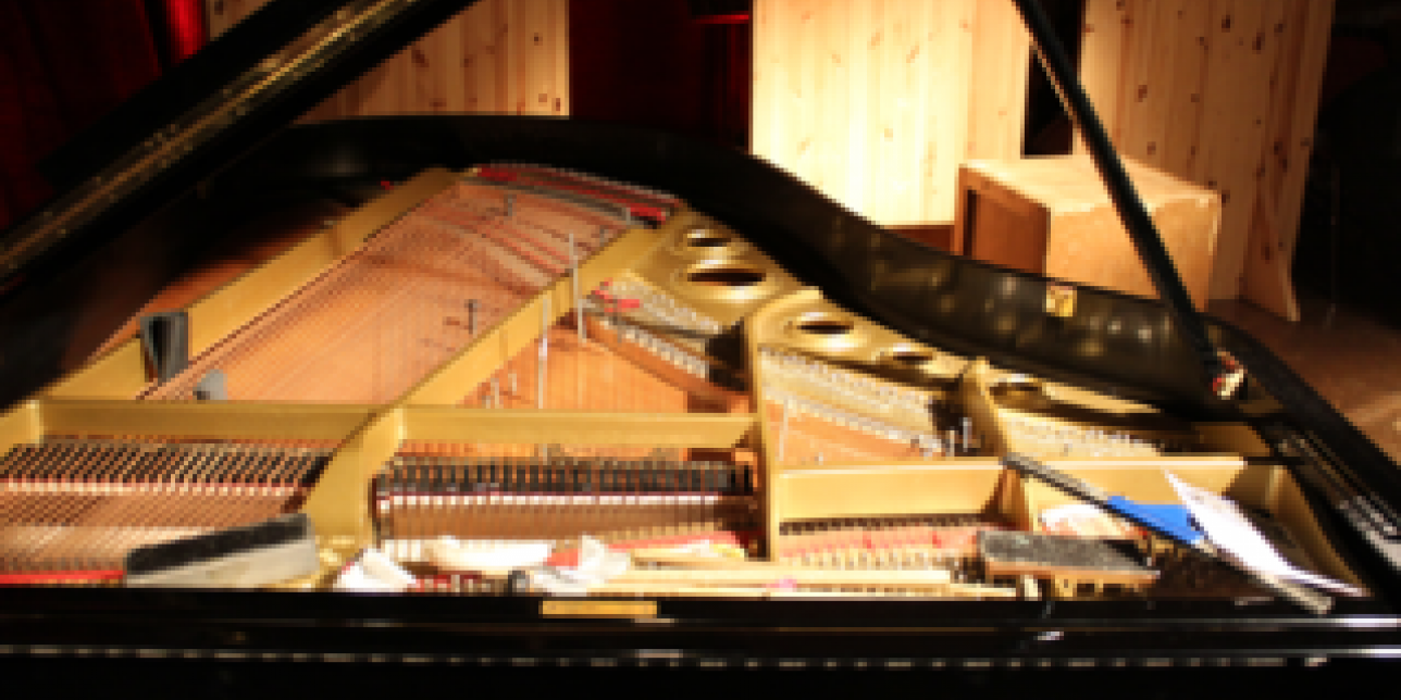 Piano preparado de Phillip Zoubek