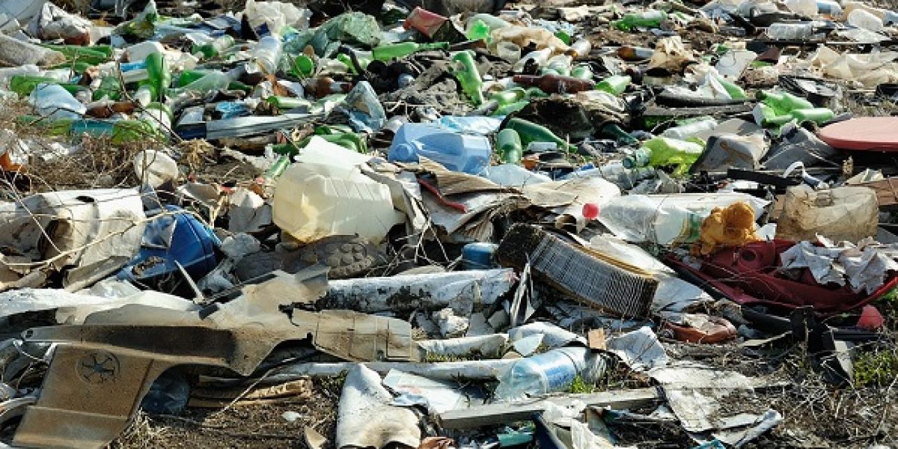 Fotografía de residuos dispersados en un terreno.