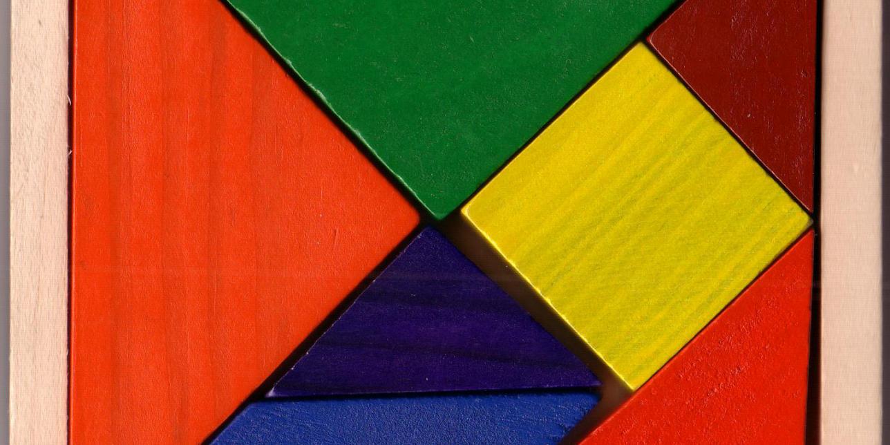 Caja con siete piezas de Tangram, triángulos rectángulos isósceles, cuadrado y paralelogramo tipo