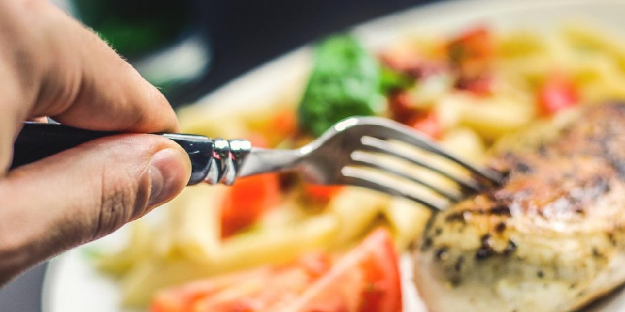 Tenedor y comida. Imagen libre de derechos de autor. 