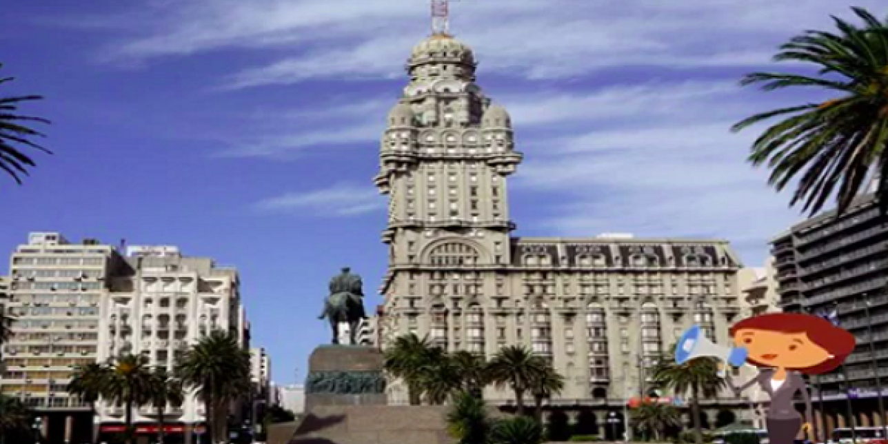 Plaza Independencia con vistas del Palacio Salvo y uno de los personajes del recorrido virtual por la ciudad.