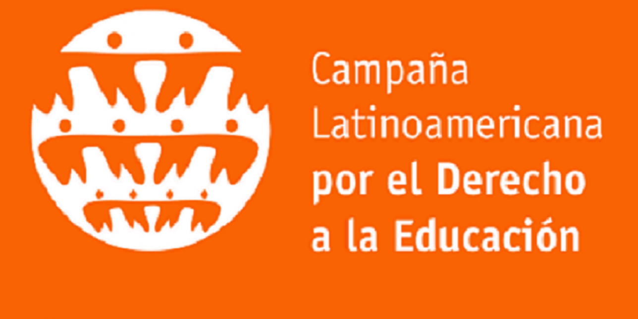 Logo de CLADE en fondo naranja y letras blancas Campaña Latinoamericana por el Derecho a la Educación