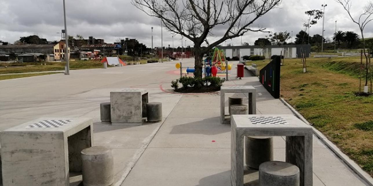 fotografía de mesas de hormigón en plaza seca