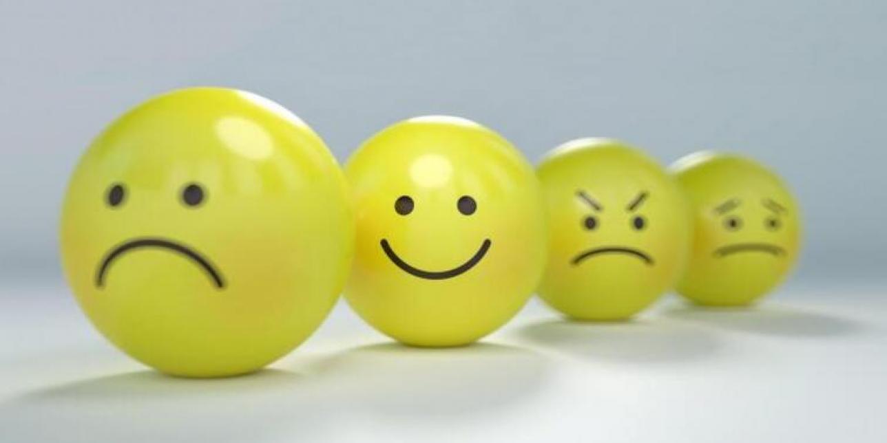 Pelotas de emojis amarillas con las distintas caras representativas de las emociones