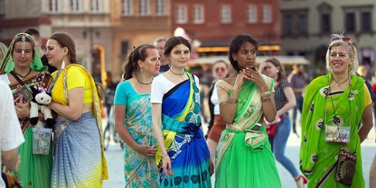 Mujeres con trapes típicos