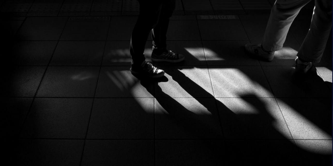Imagen de piernas junto a sus sombras en blanco y negro 