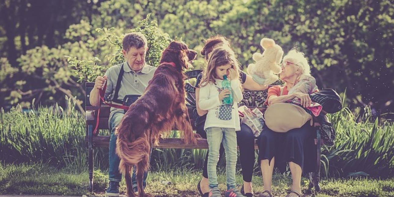 familia compartiendo al aire libre