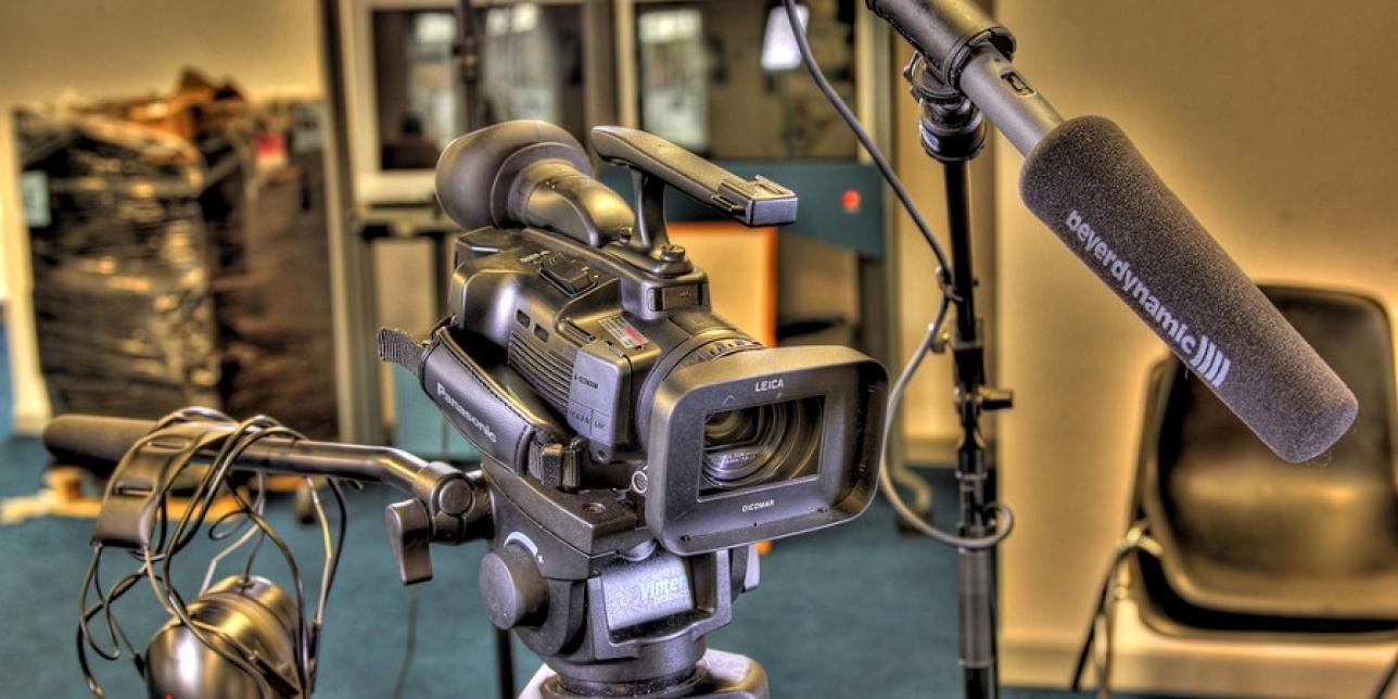 Imagen de cámara y micrófono en un estudio de grabación.