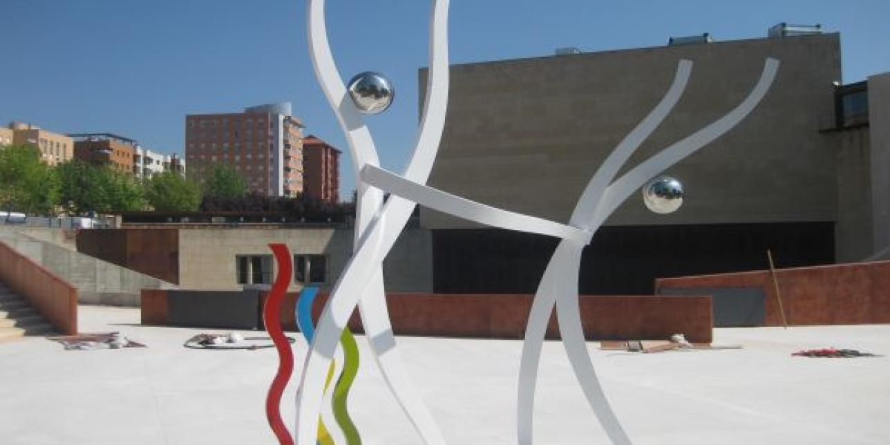 Sason, Miguel, Figuras danzando. Escultura en el exterior del Auditorio de Cáceres en Extremadura. Condro, Lucas.” ASYMMETRICAL MOTION 2017”  [video en línea], en: YouTube [www.youtube.com]. Disponible en Internet : https://www.youtube.com/watch?v=NtgmawKqqSA&t=3