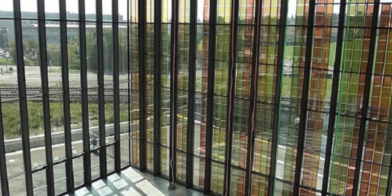 Centro de Convenciones SwissTech en Lausana, Suiza, primera aplicación de la tecnología de celdas solares DSSC en un edificio público.