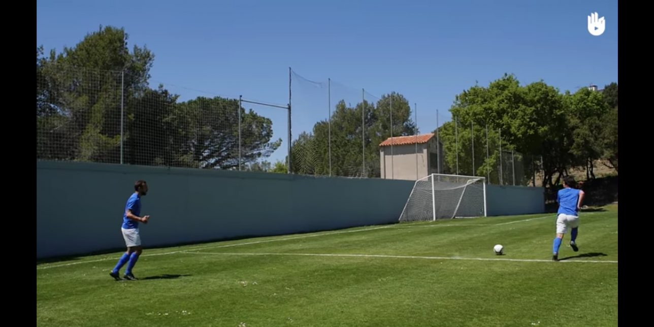 Jugadores practicando pases cortos