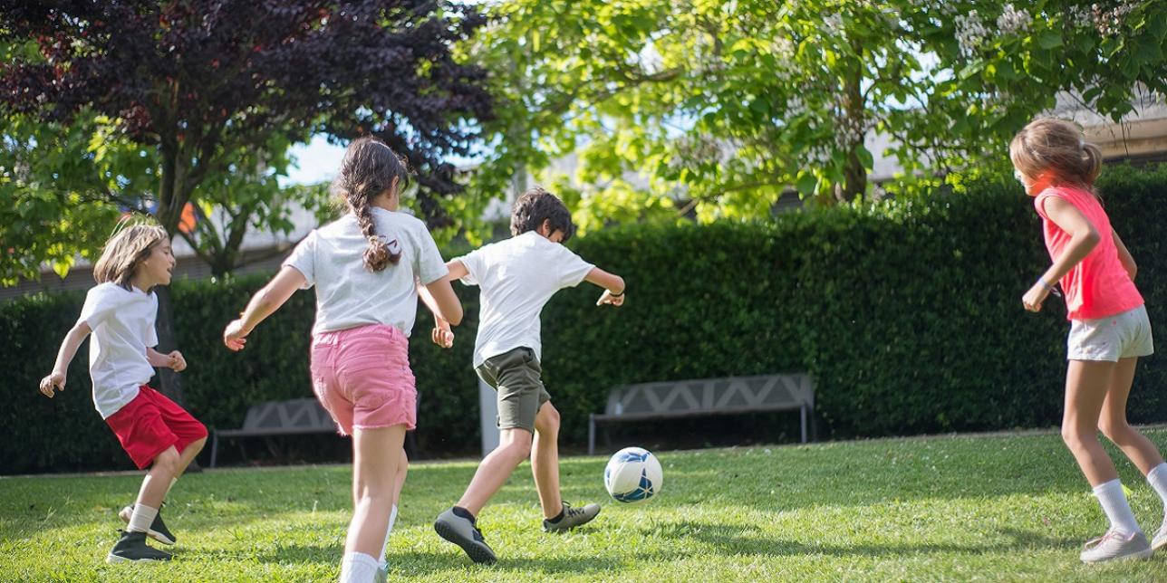 niños jugando al fútbol