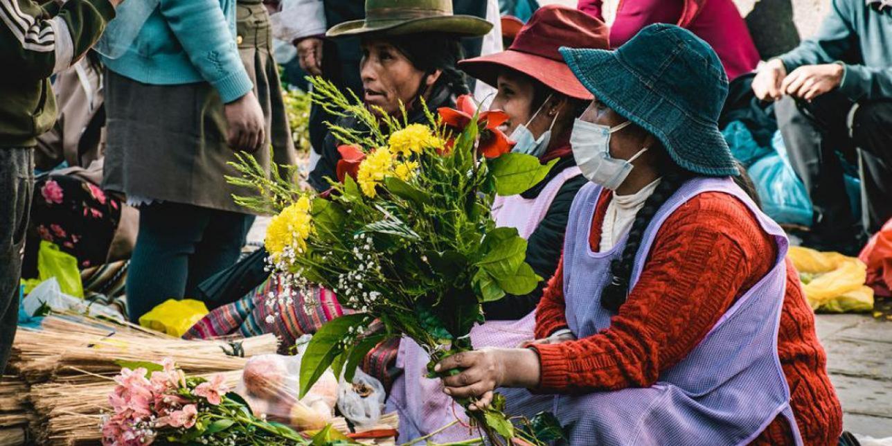 mercado-flores-mujeres.