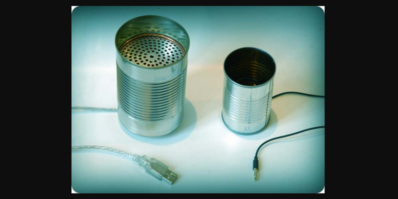 Imagen decorativa con latas una con conector usb y la otra con un plug stereo